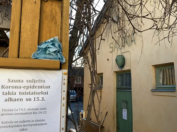 Kuva ulkoa koronaepidemian vuoksi suljetusta saunasta.